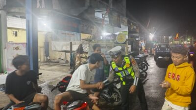 Sat Lantas Polres Dompu Laksanakan Blue Light Patrol dan Strong Point Malam.