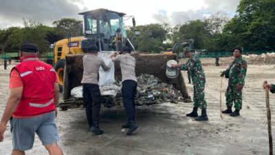 Polda Bali bersama TNI dan Masyarakat Gelar Karya Bakti Pembersihan Pantai Kedonganan dan Kuta
