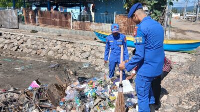 Peduli Lingkungan Pesisir, Polairud Polda NTB Bersama TNI AL dan Instansi Terkait Bersihkan Pantai Pelabuhan Sape