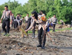 100 Personel Gabungan Polri Laksanakan Gotong Royong Gerakan Indonesia Asri di Pantai Saliper Ate