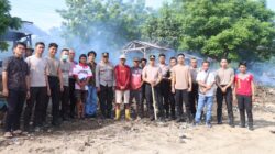 Tindak Lanjuti Instruksi Presiden RI, Personel Polres Bima Kerja Bakti Bersihkan Pantai Kalaki