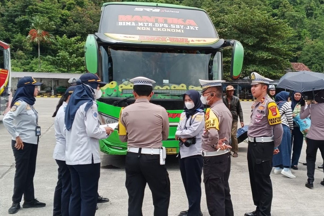 Operasi Keselamatan Rinjani 2026: Satlantas Lobar Ramp Check Bus AKAP
