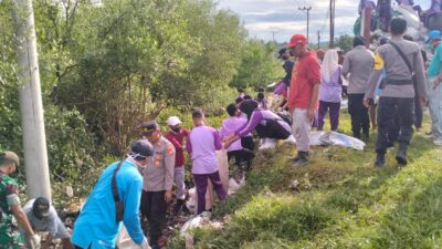 Dukung Gerakan Indonesia ASRI, Polsek Alas Barat Bersama Muspika Bahu-Membahu Bersihkan Sampah di Jalan Negara