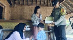 Bhabinkamtibmas Desa Sekongkang Bawah Dampingi Penyaluran Makanan Bergizi Gratis untuk Balita dan Ibu hamil