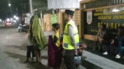 Bhabinkamtibmas Desa Belo Amankan Lalin Tarawih di Masjid Nurul Ihsan Jereweh