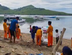 Kapal Polisi XXI-1001 Gelar Bersih Pantai Bersama Pelajar di Gili Tapan Sumbawa