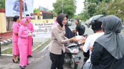 Wujud Kepedulian di Bulan Suci, Kapolres Sumbawa Pimpin Langsung Pembagian Takjil Berkah Ramadhan