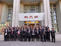 Intip Strategi Energi Terbarukan Tiongkok, Delegasi PKN I Angkatan 69 Dorong 6 Langkah untuk RI   BEIJING — Delegasi Pelatihan Kepemimpinan Nasional (PKN) Tingkat I Angkatan 69, mengkaji strategi penguatan energi terbarukan di Tiongkok. Studi pada 26–30 Oktober 2026 ini menghasilkan enam rekomendasi untuk mempercepat transisi energi di Indonesia, mulai dari penguatan jaringan listrik hingga kepastian investasi.  Dipimpin Kepala Lembaga Administrasi Negara (LAN) RI Muhammad Taufiq, delegasi berdiskusi dengan China National Academy of Governance (CNAG) dan National Energy Administration (NEA), serta mengunjungi pembangkit listrik tenaga surya (PLTS) Yanqing di kawasan Longqingxia, Beijing.  Kepala LAN Muhammad Taufiq menegaskan pentingnya kepemimpinan adaptif dan kolaborasi lintas sektor, dalam menghadapi tantangan transisi energi.  “Pengalaman Tiongkok dalam tata kelola publik, pemanfaatan energi baru terbarukan, teknologi PLTS, serta integrasi jaringan energi menjadi pembelajaran berharga bagi delegasi kami,” ujar Taufiq, Selasa (27/10/2026).  Sementara Ketua Angkatan PKN I/69 I Dewa Nyoman Agung Dharma Wijaya mengatakan, pengembangan energi bersih membutuhkan perencanaan terpadu, kesiapan jaringan, dan teknologi penyimpanan energi.  “Kunjungan ke PLTS Longqingxia memberikan pembelajaran tentang tata kelola pembangkit energi bersih. Kami juga mendalami pengembangan sistem kelistrikan Tiongkok yang mengandalkan energi surya dan angin, didukung penguatan jaringan serta penyimpanan energi,” jelasnya.  Menurutnya, pembelajaran tersebut relevan dengan RUPTL PLN 2025–2034 yang menargetkan tambahan kapasitas pembangkit dan penyimpanan energi sebesar 69,5 gigawatt (GW). Dari jumlah tersebut, 42,6 GW dialokasikan untuk energi baru terbarukan (EBT), termasuk 17,1 GW tenaga surya.  Sekretaris Angkatan PKN I/69, Mohammad Averrouce, menekankan pentingnya kepastian investasi, pengembangan industri nasional, dan peningkatan kompetensi tenaga kerja.  “Kesiapan jaringan transmisi dan kepastian pembiayaan menjadi kunci. Penguatan Tingkat Komponen Dalam Negeri (TKDN) juga perlu berjalan bersama alih teknologi dan pengembangan tenaga kerja agar transisi energi membuka lebih banyak lapangan kerja hijau,” ungkapnya.  Dari studi ke Tiongkok tersebut, delegasi merumuskan enam rekomendasi utama, yakni menyelaraskan pembangunan pembangkit dan jaringan listrik, mempercepat pengembangan sistem penyimpanan energi baterai (BESS), memperkuat kepastian investasi, menyederhanakan koordinasi perizinan dan pemanfaatan lahan, mengembangkan industri nasional, serta memperluas digitalisasi dan pemanfaatan kecerdasan artifisial.  Seluruh rekomendasi akan dituangkan dalam policy brief dan Matriks Adaptasi Kebijakan, sebagai masukan bagi kementerian, lembaga, serta pemerintah daerah.  Hasil studi itu juga diharapkan mempercepat pengembangan energi terbarukan, memperkuat keandalan pasokan listrik, meningkatkan daya saing industri, serta memperluas lapangan kerja hijau di Indonesia.