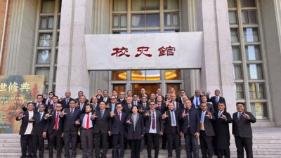 Intip Strategi Energi Terbarukan Tiongkok, Delegasi PKN I Angkatan 69 Dorong 6 Langkah untuk RI   BEIJING — Delegasi Pelatihan Kepemimpinan Nasional (PKN) Tingkat I Angkatan 69, mengkaji strategi penguatan energi terbarukan di Tiongkok. Studi pada 26–30 Oktober 2026 ini menghasilkan enam rekomendasi untuk mempercepat transisi energi di Indonesia, mulai dari penguatan jaringan listrik hingga kepastian investasi.  Dipimpin Kepala Lembaga Administrasi Negara (LAN) RI Muhammad Taufiq, delegasi berdiskusi dengan China National Academy of Governance (CNAG) dan National Energy Administration (NEA), serta mengunjungi pembangkit listrik tenaga surya (PLTS) Yanqing di kawasan Longqingxia, Beijing.  Kepala LAN Muhammad Taufiq menegaskan pentingnya kepemimpinan adaptif dan kolaborasi lintas sektor, dalam menghadapi tantangan transisi energi.  “Pengalaman Tiongkok dalam tata kelola publik, pemanfaatan energi baru terbarukan, teknologi PLTS, serta integrasi jaringan energi menjadi pembelajaran berharga bagi delegasi kami,” ujar Taufiq, Selasa (27/10/2026).  Sementara Ketua Angkatan PKN I/69 I Dewa Nyoman Agung Dharma Wijaya mengatakan, pengembangan energi bersih membutuhkan perencanaan terpadu, kesiapan jaringan, dan teknologi penyimpanan energi.  “Kunjungan ke PLTS Longqingxia memberikan pembelajaran tentang tata kelola pembangkit energi bersih. Kami juga mendalami pengembangan sistem kelistrikan Tiongkok yang mengandalkan energi surya dan angin, didukung penguatan jaringan serta penyimpanan energi,” jelasnya.  Menurutnya, pembelajaran tersebut relevan dengan RUPTL PLN 2025–2034 yang menargetkan tambahan kapasitas pembangkit dan penyimpanan energi sebesar 69,5 gigawatt (GW). Dari jumlah tersebut, 42,6 GW dialokasikan untuk energi baru terbarukan (EBT), termasuk 17,1 GW tenaga surya.  Sekretaris Angkatan PKN I/69, Mohammad Averrouce, menekankan pentingnya kepastian investasi, pengembangan industri nasional, dan peningkatan kompetensi tenaga kerja.  “Kesiapan jaringan transmisi dan kepastian pembiayaan menjadi kunci. Penguatan Tingkat Komponen Dalam Negeri (TKDN) juga perlu berjalan bersama alih teknologi dan pengembangan tenaga kerja agar transisi energi membuka lebih banyak lapangan kerja hijau,” ungkapnya.  Dari studi ke Tiongkok tersebut, delegasi merumuskan enam rekomendasi utama, yakni menyelaraskan pembangunan pembangkit dan jaringan listrik, mempercepat pengembangan sistem penyimpanan energi baterai (BESS), memperkuat kepastian investasi, menyederhanakan koordinasi perizinan dan pemanfaatan lahan, mengembangkan industri nasional, serta memperluas digitalisasi dan pemanfaatan kecerdasan artifisial.  Seluruh rekomendasi akan dituangkan dalam policy brief dan Matriks Adaptasi Kebijakan, sebagai masukan bagi kementerian, lembaga, serta pemerintah daerah.  Hasil studi itu juga diharapkan mempercepat pengembangan energi terbarukan, memperkuat keandalan pasokan listrik, meningkatkan daya saing industri, serta memperluas lapangan kerja hijau di Indonesia.