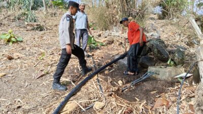 Bhabinkamtibmas Polres Bima Gotong Royong Sambungkan Pipa Air Bersih di Desa Doridungga